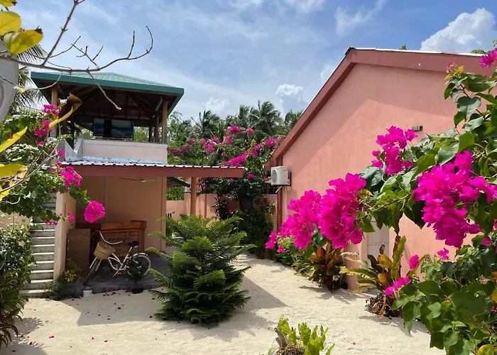 New Breeze Thoddoo Inn